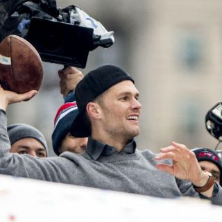 Esposa le pide a Brady que se retire