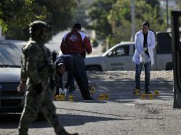 En el lugar recolectaron 250 casquillos percutidos, cinco rifles, 28 cargadores para fusiles AK-47 y AR-15, seis pecheras tácticas. AP / F. Brito