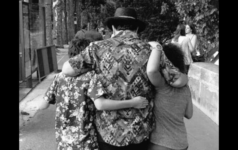 En la imagen, Mijates aparece abrazando a sus dos hijos. TWITTER / @LuceroMexico