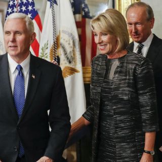 Confirman a DeVos como secretaria de Educación de EU