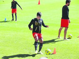 Preparación. Luis Téllez (#17) controla el balón durante una práctica de los Leones Negros. EL INFORMADOR / R. Tamayo