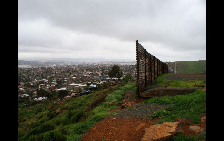 Así luce el fin del muro fronterizo de lámina que pretende reforzar el presidente de EU, Donald Trump. EFE / A. Zepeda