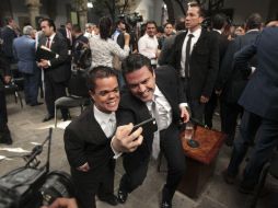 Aristóteles Sandoval se fotografía con Juan Carlos Arreguín Treviño, representante de la Asociación Gente Pequeña de México, A.C. EL INFORMADOR / F. Atilano