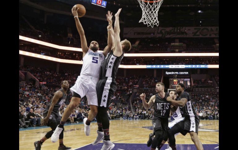Nicolas Batum (5) hizo 17 puntos en el partido. AP / C. Burton