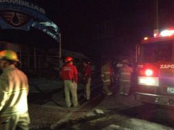 El fuego extendió de forma rápida y violenta debido a las hojas de palma y madera con los que estaba construído, dijeron los bomberos. ESPECIAL / Bomberos Zapopan