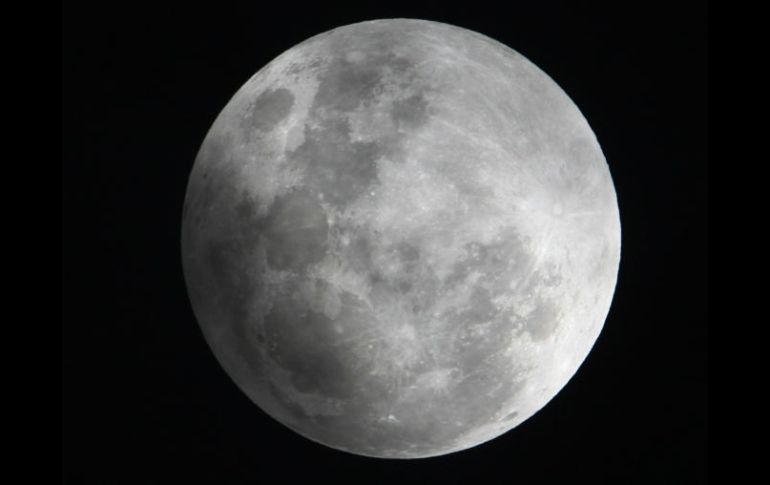 La luna no se oscurecerá totalmente como en un eclipse total, solo parte de ella, y podrá verse desde la mayor parte del mundo. AP / ARCHIVO