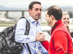 El entrenador Kyle Shanaha arribó a la ciudad para firmar su contrato para los 49ers de San Francisco de la NFL. TWITTER / @49ers