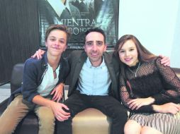 Luis de la Rosa y Miranda Kay, en compañía del realizador Joseph Hemsani (c), durante la promoción de 'Mientras el lobo no está'. EL INFORMADOR / E. Barrera