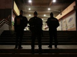 Policías vigilan en el distrito de Rosa de los vientos. AFP / G. Van Der