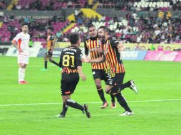 Victoria. Ismael Valadez (derecha), quien hizo un “hat trick”, celebra con sus compañeros el triunfo de los Melenudos. EL INFORMADOR / M. Vargas