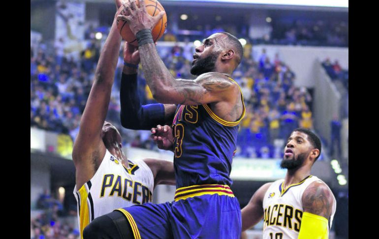 LeBron James (#23) tuvo una actuación de 25 puntos, seis rebotes y nueve asistencias ayer ante los Pacers. AP / M. Conroy