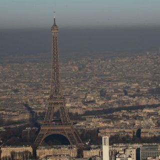 Instalarán muro de cristal antibalas en la Torre Eiffel
