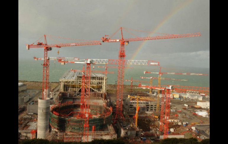 Imagen que muestra la construcción de un reactor nuclear de tercera generación en la central nuclear de Flamanville. EFE /