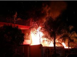 Bomberos mencionaron que las llamas representaban mucho riesgo para las fincas aledañas, sin embargo, evitaron que se propagara. ESPECIAL / Bomberos Guadalajara