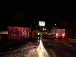 Al parecer, el conductor pretendía ingresar al túnel, sin embargo perdió el control del vehículo y terminó volcado cobre su costado. ESPECIAL /