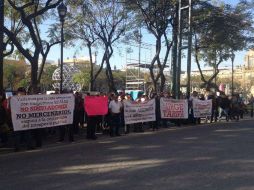 Manifestantes sostienen pancartas a las afueras del Congreso, sobre la calle Hidalgo. EL INFORMADOR / D. Jiménez