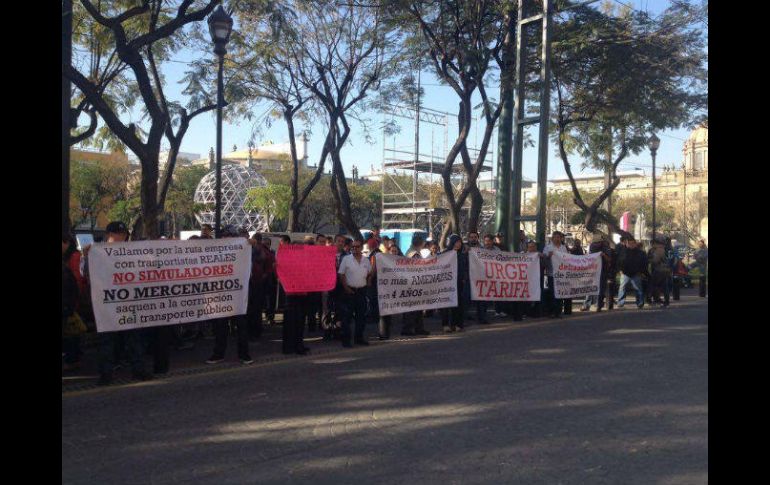 Manifestantes sostienen pancartas a las afueras del Congreso, sobre la calle Hidalgo. EL INFORMADOR / D. Jiménez