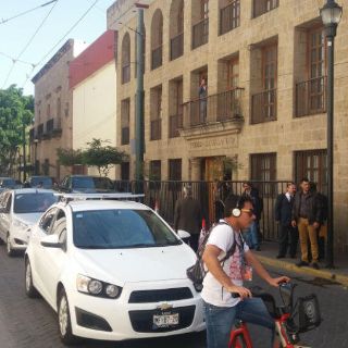 Invaden calle por Glosa de secretarios