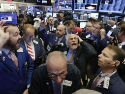 Los operadores en el parqué neoyorquino apostaron claramente por las compras después de que el presidente Trump hoy hará un anuncio. AP / Aristóteles Sandoval