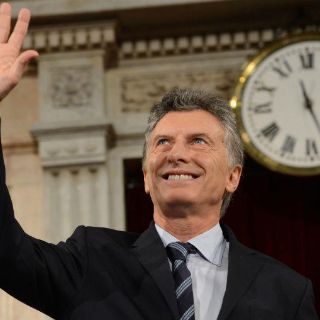 Denuncian a Macri por condonar deuda de su padre