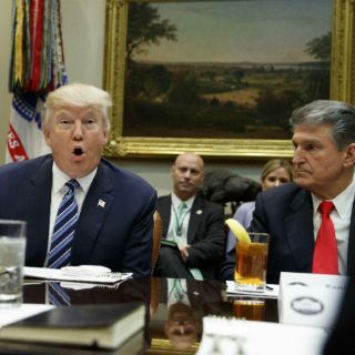 Trump aceptaría considerar reforma migratoria, revela senador