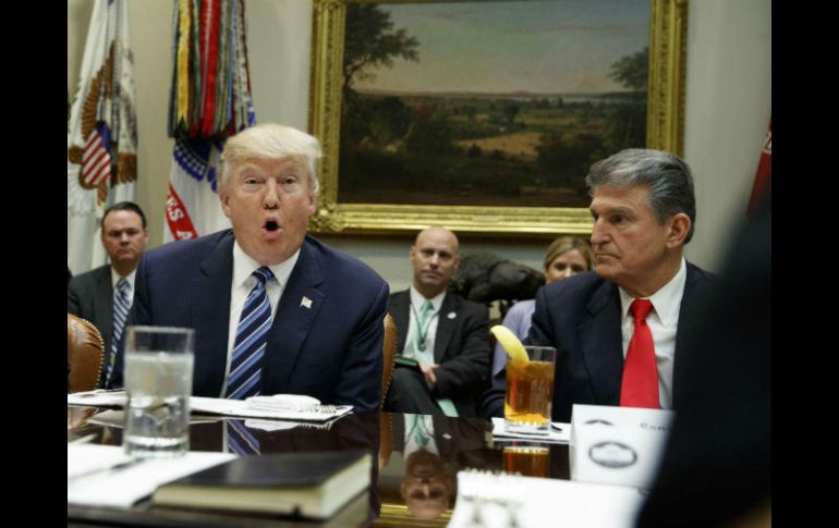 Manchin mantuvo su versión en el sentido de que Trump mostró interés en la propuesta de reforma migratoria del 2013. AP / E. Vucci