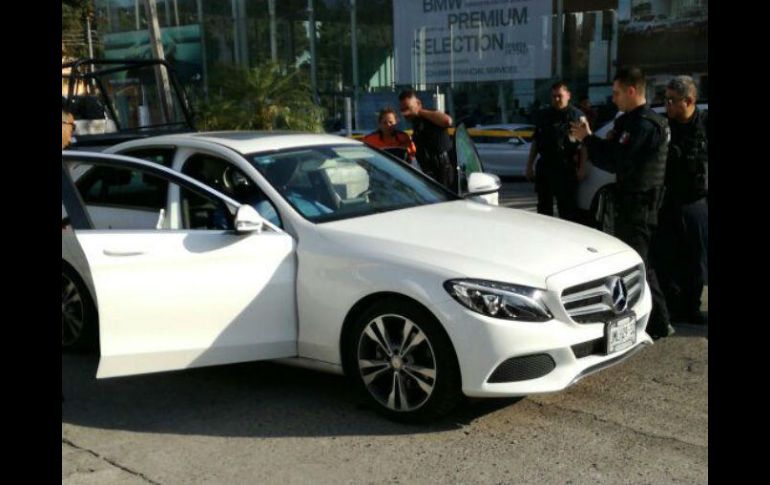A la llegada de las autoridades, la conductora del Mercedes ya no presentaba signos vitales. ESPECIAL /