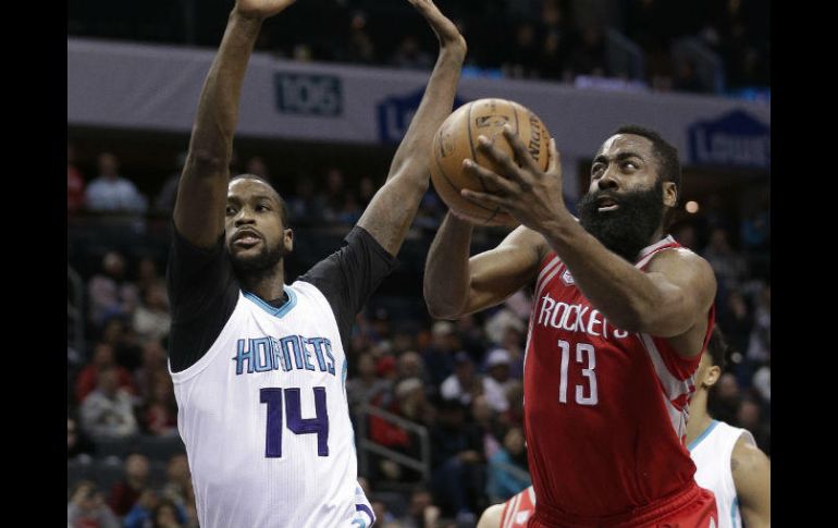 James Harden encabezó el ataque de los Rockets con una cosecha de 30 puntos. AP / C. Burton