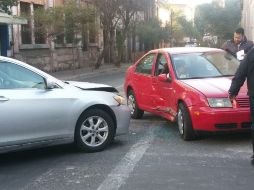 Se vieron involucrados dos vehículos particulares, un automóvil modelo Camry color plata que impactó de costado a un Jetta rojo. ESPECIAL /
