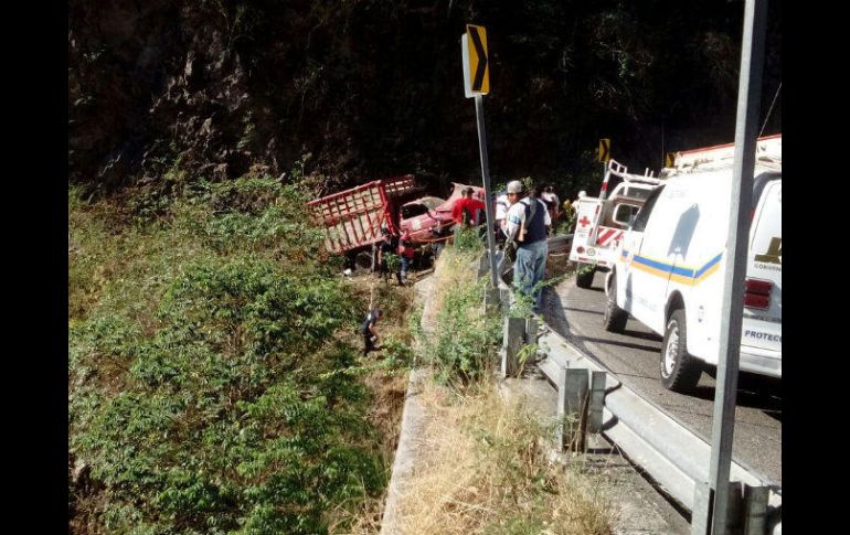 Ocurre sobre la curva conocida como La Calera, en la carretera Federal 80 Guadalajara - Barra de Navidad. ESPECIAL / UEPCBJ
