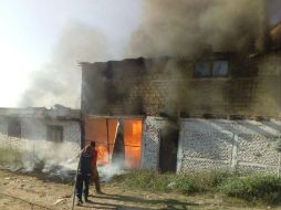 Los bomberos procedieron a las maniobras para la extinción del fuego con el apoyo de otras corporaciones. ESPECIAL / Protección Civil