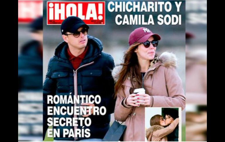 La pareja roba la portada de la publicación con una fotografía en la que se les ve besándose. ESPECIAL / mx.hola.com