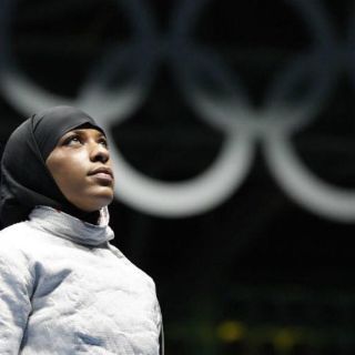 Medallista musulmana de EU, detenida por política migratoria