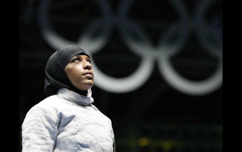 Muhammad hizo historia al convertirse en la primera atleta en utilizar un Hijab en ganar una medalla bronce en Río 2016. TWITTER / @IbtihajMuhammad