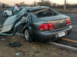 El carro quedó prácticamente destrozado de la parte frontal. ESPECIAL /