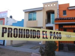 Los peritos forenses acudieron al domicilio en el cruce de las calles Valdepeñas y Oasis en Lomas de Zapopan. ESPECIAL /