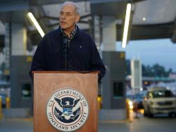 El secretario visitó la frontera de California como parte de un recorrido por toda la zona limítrofe con México. AFP / S. Huffaker