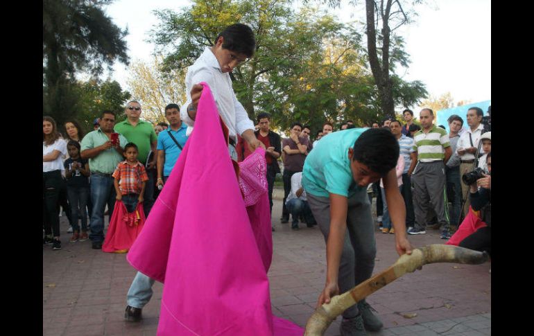 Luis David Adame realizó una práctica improvisada en el camellón central de la Avenida Chapultepec. EL INFORMADOR / M. Vargas