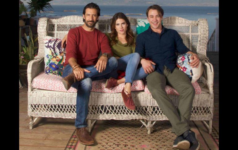 Karla Souza interpreta a una joven exitosa con un dilema de amor. ESPECIAL /