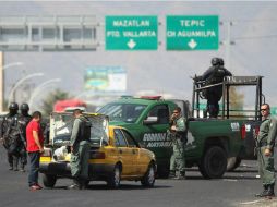 Agentes realizan un operativo de seguridad en uno de los ingresos a la ciudad de Tepic. EFE / U. Ruiz
