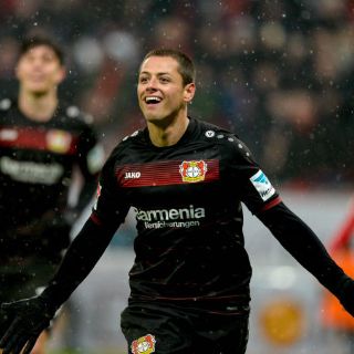 'Chicharito' marca doblete en victoria del Bayer