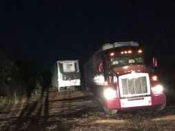Los vehículos con remolque de caja de refrigeración, cargaban con aproximadamente 25 toneladas de pescado congelado cada uno. ESPECIAL /