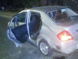 La víctima quedó dentro de un vehículo plata, fue llevada a las instalaciones de la morgue municipal. ESPECIAL /