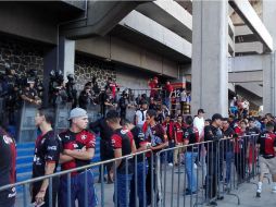 En el cerco perimetral del Estadio Jalisco, se ubicaron 12 mallas de ingreso para entrar. EL INFORMADOR / J. Robles