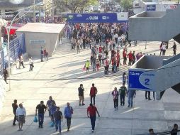 Los aficionados de Chivas fueron los primeros en llegar escoltados por agentes de la Policía y Movilidad, para su ágil llegada. EL INFORMADOR / A. Ramírez