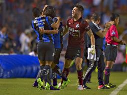 Jugadores de Querétaro celebran su primer triunfo en el Torneo. MEXSPORT / I. Ortiz
