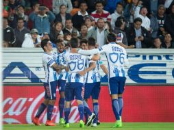 Jugadores del Pachuca celebran el gol de la victoria. MEXSPORT / J. Ramírez