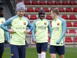 El brasileño entrena con una máscara especial después de sufrir una lesión en la nariz. TWITTER / @FCBarcelona_es