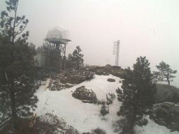 En el observatorio San Pedro Mártir B.C, se aprecia la caída de aguanieve. TWITTER / @conagua_clima