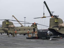 El ejército estadounidense descargó decenas de helicópteros Chinook, Apache y Black Hawk en un puerto del norte de Alemania. AP / I. Wagner